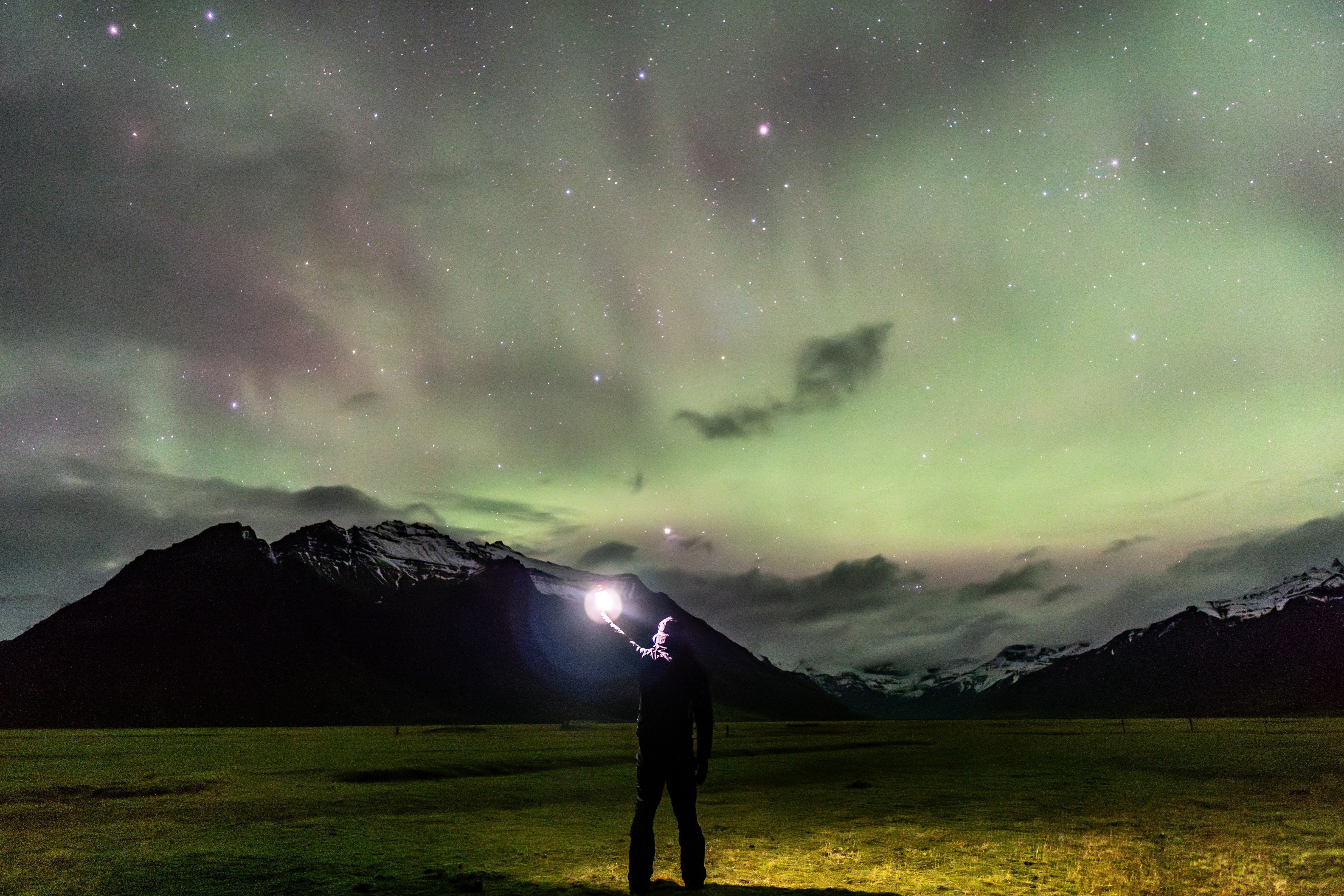 Aurora boreal sobre los montes de Islandia